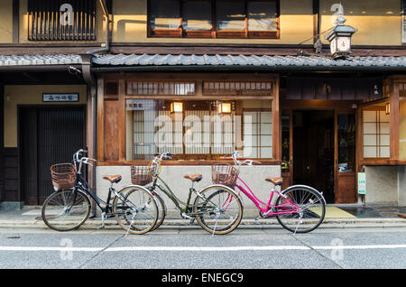 Fahrräder vor einem traditionellen hölzernen Geschäft in Kyoto, Japan Stockfoto