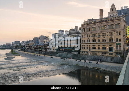 Beliebte Banken des Kamo-Flusses durch Kyoto, Japan Stockfoto