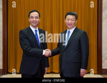 Peking, China. 4. Mai 2015. Xi Jinping (R), Generalsekretär des Zentralkomitees der kommunistischen Partei Chinas, trifft sich mit chinesischen Kuomintang Vorsitzende Eric Chu in Peking, Hauptstadt von China, 4. Mai 2015. © Lan Hongguang/Xinhua/Alamy Live-Nachrichten Stockfoto