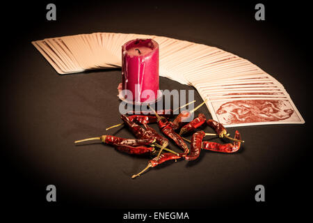 In der abgebildeten Karten öffnen Ventilator, eine rote Kerze und Paprika trocken. Stockfoto