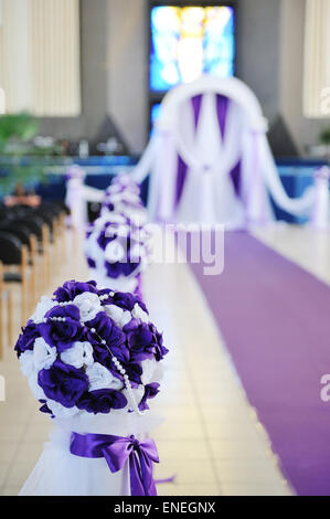 Hochzeit-Bogen und Blumen in der Kirche Stockfoto