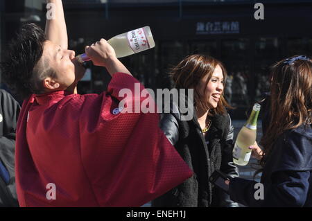 Ofuna, Japan: Jugendliche betrinken während der 20-Jahre-Feier Stockfoto