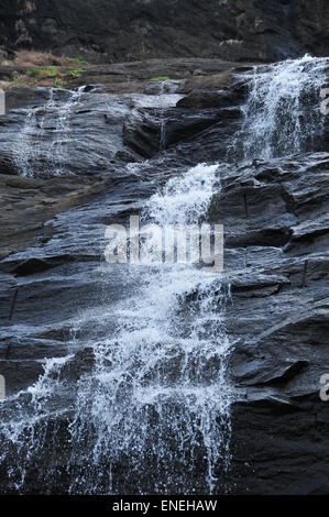 Einen kleinen Wasserfall im Detail. Stockfoto