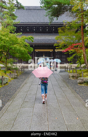 Regnerischen Tag Besuch Nanzen-Ji Tempels, Kyoto, Japan Stockfoto