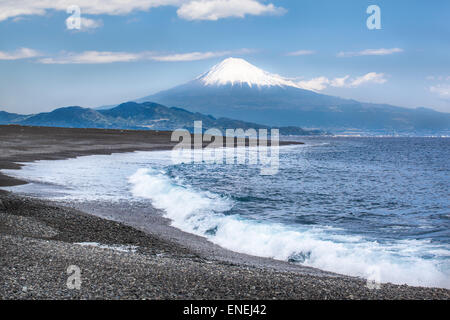 Schöne Mt. Fuji gesehen von einem felsigen Strand an der Suruga Bucht, Shizuoka-Küste, Japan Stockfoto