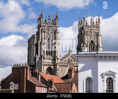 York Minster über den Schornstein, York, UK Stockfoto