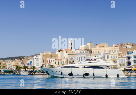 Eine luxuriöse Motoryacht in Ermoupoli Hafen von Syros Insel, Kykladen, Griechenland Stockfoto