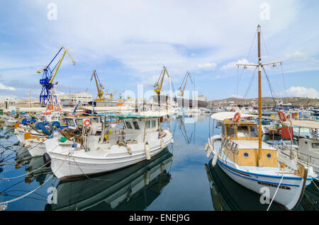 Kommerzielle Fischerei Bootshafen in Ermoupoli, Syros Insel, Kykladen, Griechenland Stockfoto