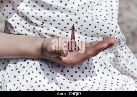 Träumen Sie von Paris - rot Eiffelturm Miniatur einerseits eine Retro-Mädchen Stockfoto