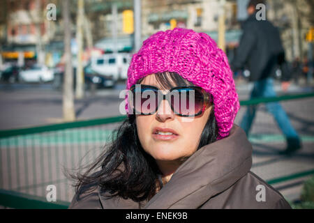 Frau sitzt auf einer Bank kalten Wintertag Stockfoto