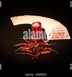 In der abgebildeten Karten öffnen Ventilator, eine rote Kerze und Paprika trocken. Stockfoto