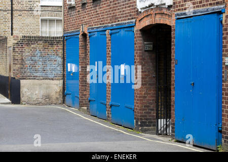 Garagentore in Folge in London Stockfoto