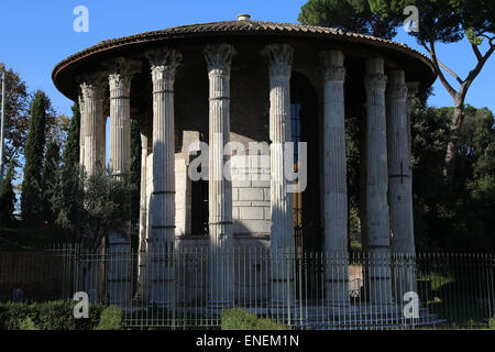 Italien. Rom. Die kreisförmigen Tempel des Hercules Victor (früher gelehrt, ein Tempel der Vesta zu sein). Gebaut im zweiten Jahrhundert v. Chr. Stockfoto