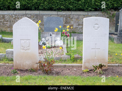 Krieg Gräber von polnischen und britischen Soldaten Seite an Seite die St. Mary's Friedhof, Morpeth, North East England, Großbritannien Stockfoto