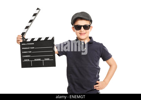 Kleiner Junge mit einem Barett und Sonnenbrille hält ein Filmklappe isoliert auf weißem Hintergrund Stockfoto