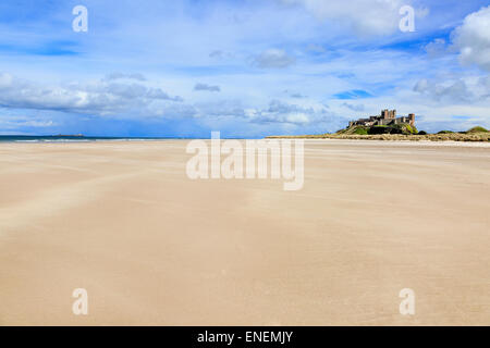 Bamburgh Castle in Northumberland, England, UK mit der Farne Islands am Horizont. Stockfoto