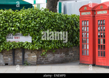 Ecke der alten Marylebone Road mit zwei rote Telefonzellen auf Bürgersteig Stockfoto