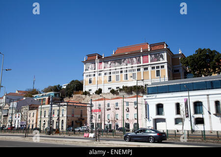 Museu Zeit De Arte Antiga mit AV. 24 de Julho im Vordergrund - Lissabon - Portugal Stockfoto