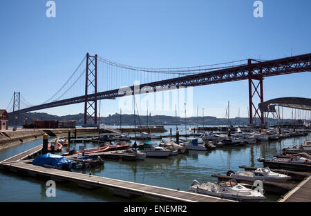 Santo Amaro Docks in Alcantara Mar in Lissabon - Portugal Stockfoto