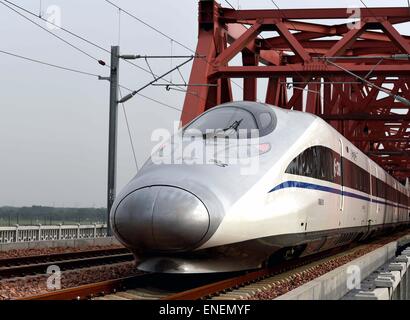 Zhengzhou, China Henan Provinz. 4. Mai 2015. Ein CRH-Zug fährt auf einer Brücke über den gelben Fluss der Zhengzhou-Jiaozuo Eisenbahnlinie, Zentral-China Henan Provinz, 4. Mai 2015. Die 70.255 Kilometer lange Bahnlinie, die welche sieben Stationen hat, wurde in einem Probebetrieb am Montag genommen. Bildnachweis: Li ein/Xinhua/Alamy Live-Nachrichten Stockfoto