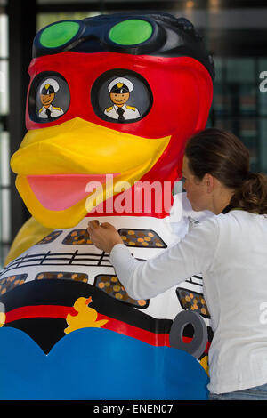 Bunt lackierter GFK Modell Tier ente Skulptur, Liverpool, Merseyside, 4. Mai 2015. Stadtzentrum River Festival Projekt. Ein Team von Künstlern verzieren eine Vielzahl von riesigen Enten in der öffentlichen Ansicht bei Mann Insel Entwicklung. Das Liverpool Ente Trail, im Auftrag von AquaDucked, ist auf LightNight gestartet werden, um die lebendige Kreativität lebendig in Liverpool zu präsentieren. Stockfoto