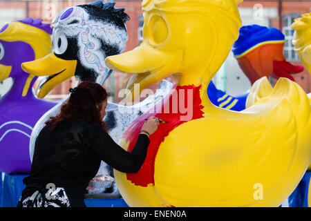 Bunt lackierter GFK Modell Tier ente Skulptur, Liverpool, Merseyside, 4. Mai 2015. "Liverpool Ente' Stadtzentrum River Festival Projekt. Ein Team von Künstlern verzieren eine Vielzahl von riesigen Enten in der öffentlichen Ansicht bei Mann Insel Entwicklung. Das Liverpool Ente Trail, im Auftrag von AquaDucked, ist auf LightNight gestartet werden, um die lebendige Kreativität lebendig in Liverpool zu präsentieren. Stockfoto