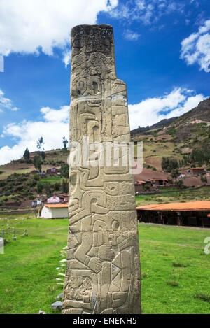 Tello Obelisk auf der UNESCO-Weltkulturerbe von Chavin de Huantar in Peru