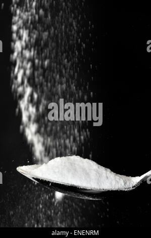Natriumbicarbonat in einem Holzlöffel Stockfoto