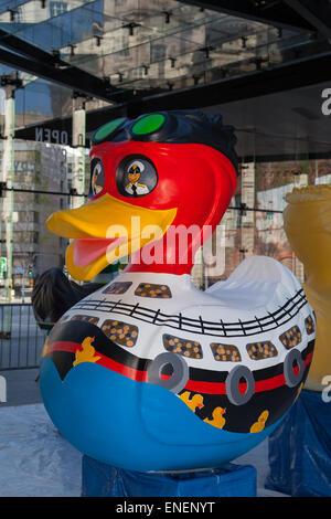 Bunt lackierter GFK Modell Tier ente Skulptur, Liverpool, Merseyside, 4. Mai 2015. Waterfront themed Ente im Zentrum der Stadt River Festival Projekt. Ein Team von Künstlern verzieren eine Vielzahl von riesigen Enten in der öffentlichen Ansicht bei Mann Insel Entwicklung. Das Liverpool Ente Trail, im Auftrag von AquaDucked, ist auf LightNight gestartet werden, um die lebendige Kreativität lebendig in Liverpool zu präsentieren. Stockfoto