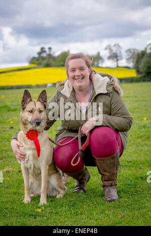 Hunde und ihre Besitzer teilnehmen an einem Alvechurch Riding Club Show in der Hoffnung, dass ihr Hunden können sie Preise gewinnen helfen können Stockfoto