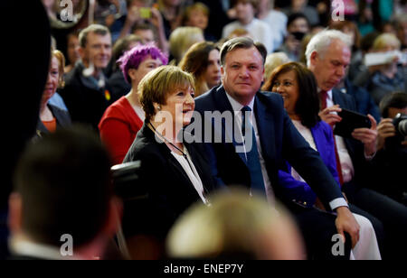 Hove Sussex UK 4. Mai 2015 - Delia Smith der bekannten Küche Schriftsteller und TV-Moderatorin mit Schatten-Kanzler Ed Balls bei der Labour Party-Rallye in Brighton und Hove Sixth Form College heute Morgen während der Parlamentswahlen Kampagne Delia wurde enthüllt ein Unterstützer der Labour Party bei der Rallye heute Credit: Simon Dack/Alamy Live News Stockfoto