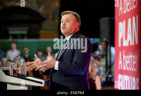 Hove Sussex UK 4. Mai 2015 - Schatten-Kanzler Ed Balls anlässlich der Labour Party Rally statt in Brighton und Hove Sixth Form College heute Morgen während der Parlamentswahlen Kampagne Kredit: Simon Dack/Alamy Live News Stockfoto