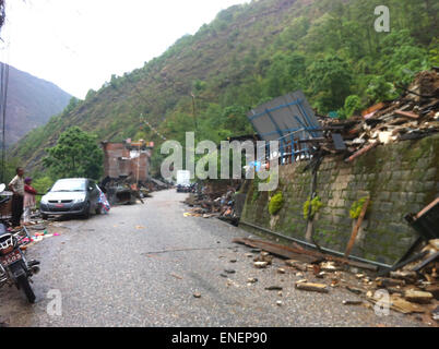 Sindhupalchowk, Nepal. 29. April 2015. Häuser in Erdbeben beschädigt werden auf Aaraniko Highway in Sindhupalchowk, Nepal, 29. April 2015 gesehen. Bildnachweis: Sukdev Chamling/Xinhua/Alamy Live-Nachrichten Stockfoto