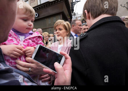 2.5.2015. Inverness Rally, SNP Führer Nicola Sturgeon auf ihrer schottischen Tour begrüßen zu dürfen. Stockfoto