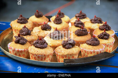 Leckere Cupcakes auf dem Teller. Essen und trinken. Stockfoto