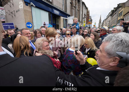 2.5.2015. Inverness Rally, SNP Führer Nicola Sturgeon auf ihrer schottischen Tour begrüßen zu dürfen. Stockfoto