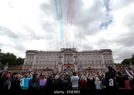 Das Publikum zu beobachten, wie rote Pfeile über Buckingham Palast für die Trooping fliegen die Farbe-Parade für ihre Majestät Geburtstag der Königin außerhalb Buckingham Palace in London. Stockfoto