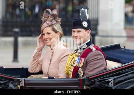 Prinz Edward und Sophie, Gräfin von Wessex an die trooping der Farbtons parade für ihre Majestät Geburtstag der Königin außerhalb Buckingham Palace in London. Stockfoto