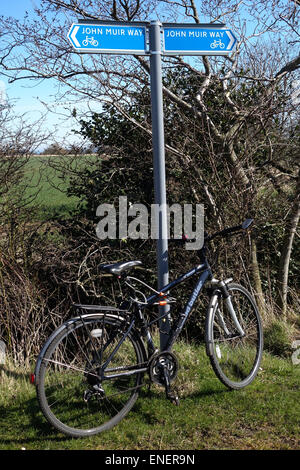 Fahrrad neben John Muir Weg, Cycle Route Zeichen, in der Nähe von Blackdykes, North Berwick Stockfoto