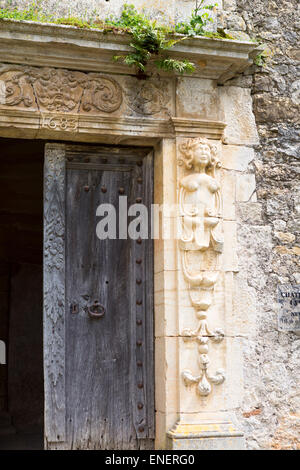 Alte historische Holztür (17. Jahrhundert) mit Skulpturen und Ornamenten auf Schloss Bruniquel in der Region Midi-Pyrenees, Frankreich Stockfoto