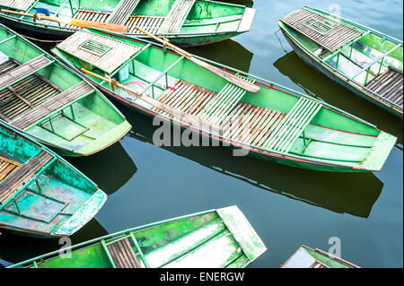 Vietnamesische Boote auf dem Fluss in den frühen Morgenstunden. Tam Coc, Ninh Binh. Vietnam Reisen-Landschaft und Destinationen Stockfoto