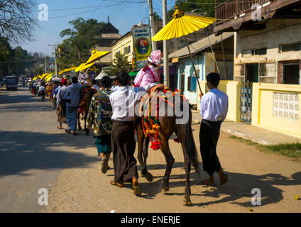 Anfänger Kinder Reitpferde für die Novitation-Parade, Bagan, Myanmar Stockfoto