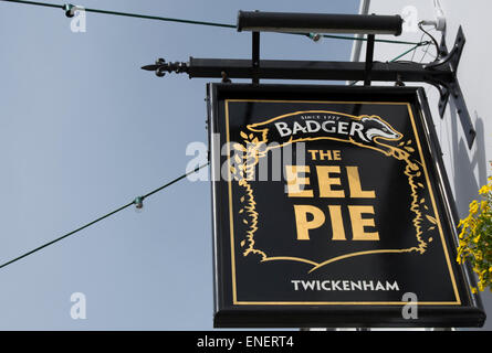 hängende Kneipe Zeichen für Aal-Torte, Twickenham, Middlesex, england Stockfoto