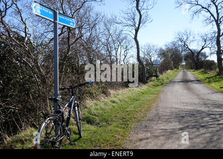 Fahrrad neben John Muir Weg, Cycle Route Zeichen, in der Nähe von Blackdykes, North Berwick Stockfoto