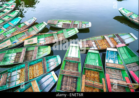 Vietnamesische Boote auf dem Fluss in den frühen Morgenstunden. Tam Coc, Ninh Binh. Vietnam Reisen-Landschaft und Destinationen Stockfoto