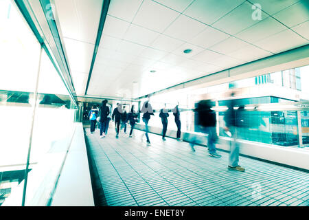 Abstrakte Stadt Hintergrund. Verschwommenes Bild von Menschen im Tunnel am belebten Straße. Hong Kong. Unschärfe-Effekt, Vintage style Toni Stockfoto