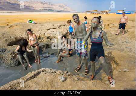 Totes Meer, ISRAEL - 13. Oktober 2014: Menschen Rub mit Schlamm am Strand des Toten Meeres in Israel Stockfoto