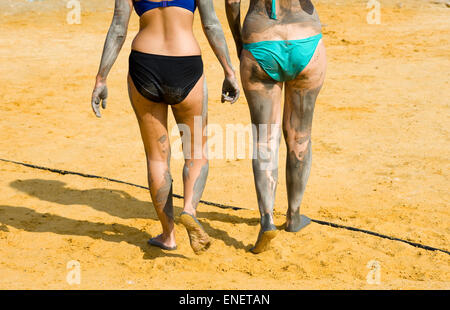 Zwei Frauen sind Fuß am Strand des Toten Meeres in Israel, nachdem sie ein rieb sich mit Schlamm Stockfoto