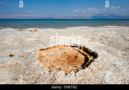 Am Strand des Toten Meeres in Israel Salz Stockfoto