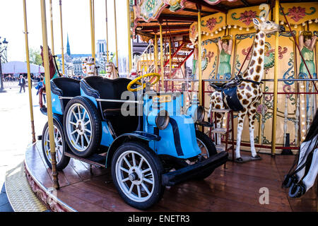 Frankreich Paris alten Renault Auto auf einem Karussell vor dem Hotel de Ville, Paris Stockfoto